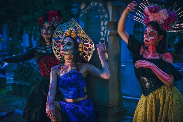 What are the best holiday rentals in the UK for attending literary festivals?